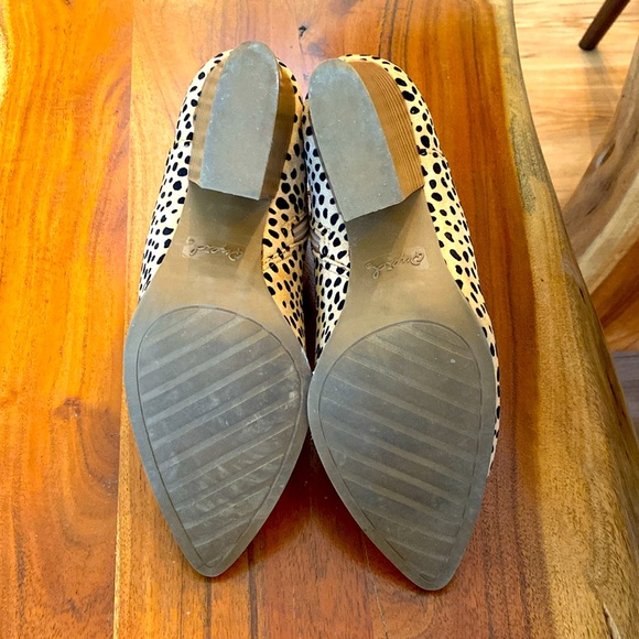 Like-new Qupid stacked heel side cut leopard bootie - Picture 5 of 5